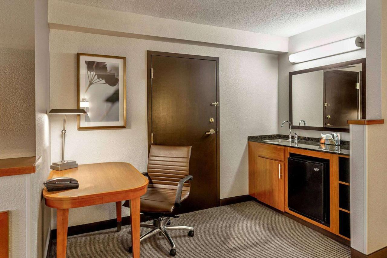 Wyndham Garden Kansas City Airport Экстерьер фото