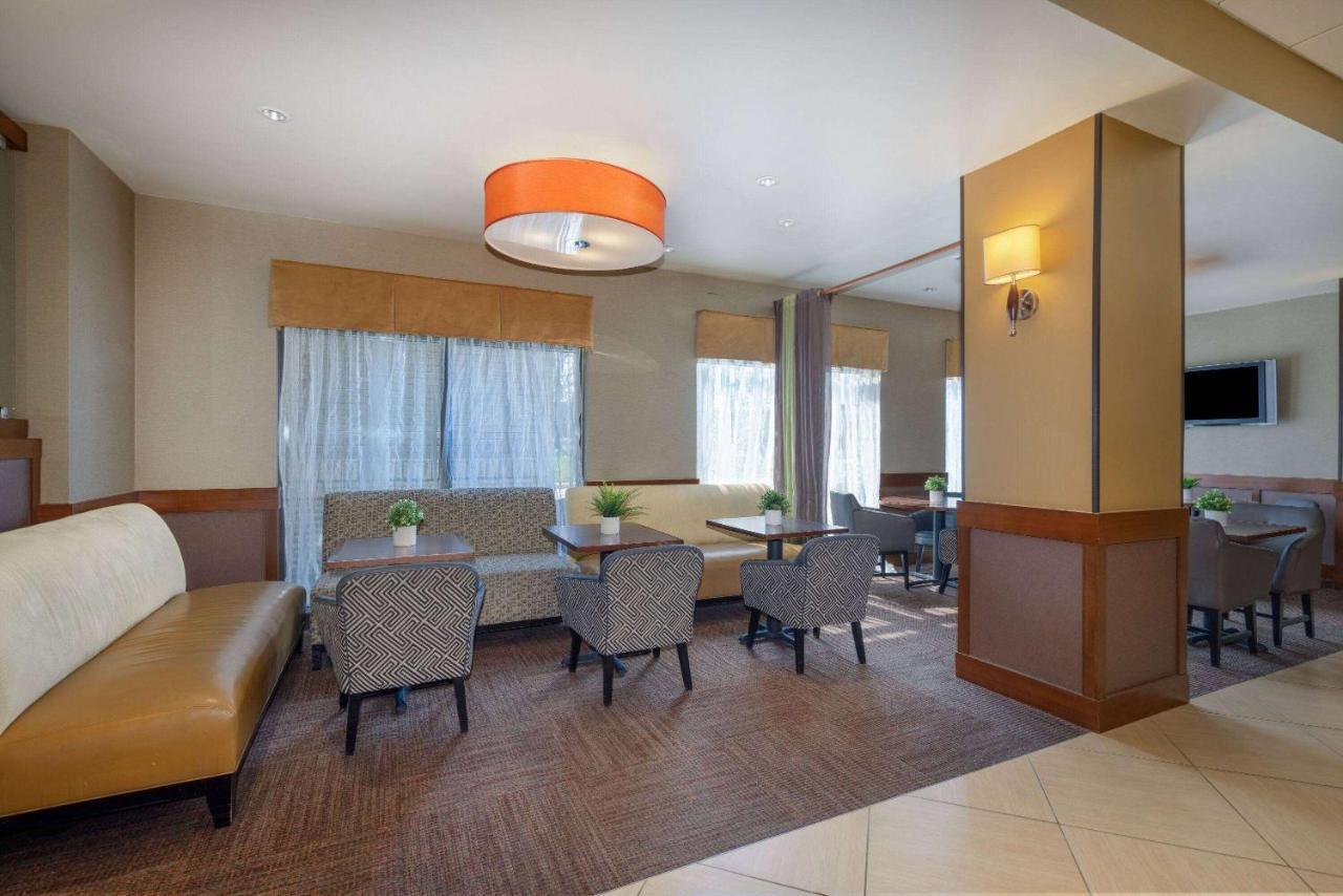 Wyndham Garden Kansas City Airport Экстерьер фото