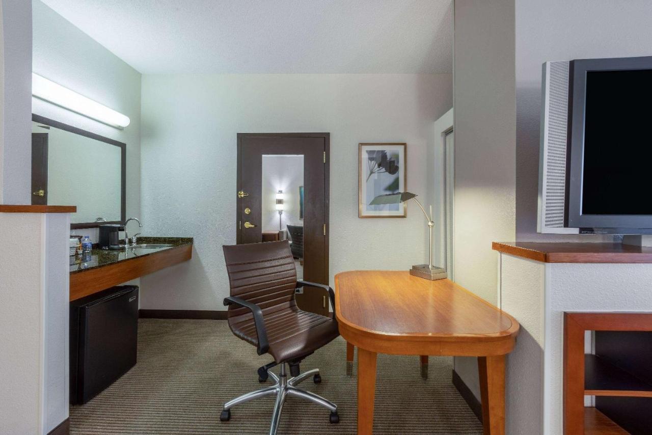 Wyndham Garden Kansas City Airport Экстерьер фото